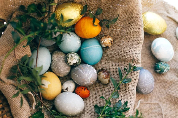 Caça à Páscoa. Feliz Páscoa. Elegantes ovos de Páscoa e buxus verde b — Fotografia de Stock