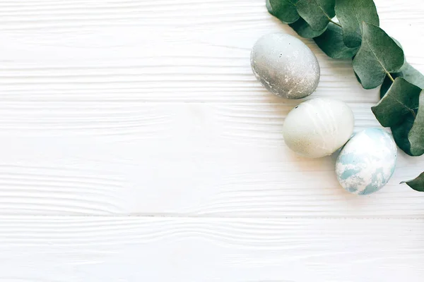 Vrolijk Pasen, wenskaart. Stijlvolle paaseieren met eucalyptus — Stockfoto