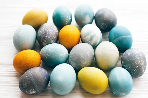 Buona Pasqua biglietto di auguri. Eleganti uova di Pasqua su legno bianco — Foto Stock