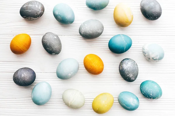 Elegante composizione di uova di Pasqua, piatto deporre su uno sfondo di legno bianco — Foto Stock