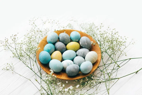 Veselé velikonoce. Stylové velikonoční vajíčka s jarní květiny v dřevěných — Stock fotografie