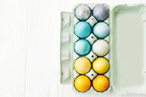 Buona Pasqua. Eleganti uova di Pasqua nei colori pastello arcobaleno in ca — Foto Stock
