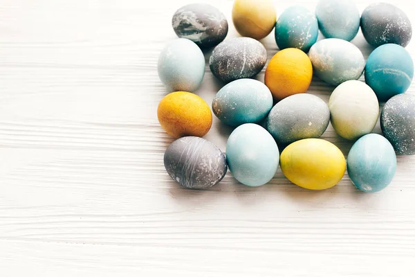 Buona Pasqua biglietto di auguri. Eleganti uova di Pasqua su legno bianco — Foto Stock