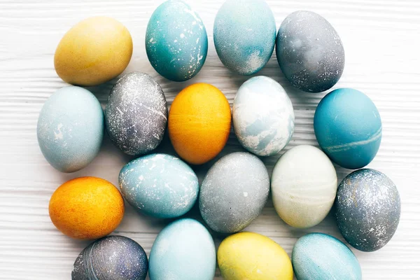 Elegante piatto uova di Pasqua deporre su sfondo di legno bianco. Moderno — Foto Stock