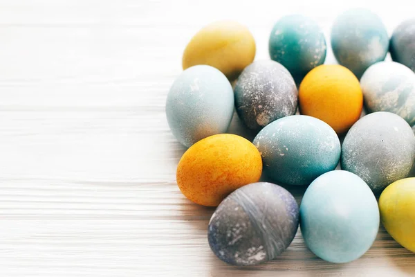 Buona Pasqua biglietto di auguri. Eleganti uova di Pasqua su legno bianco — Foto Stock