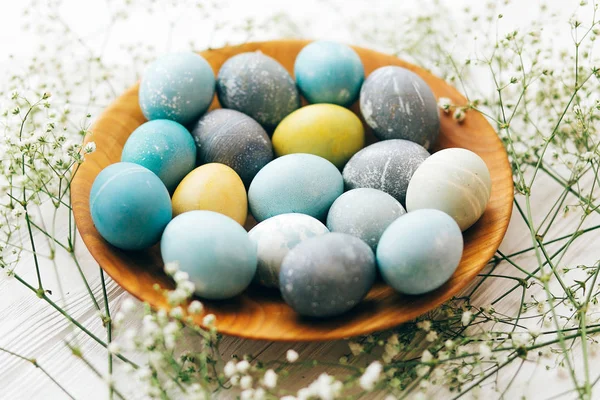 Happy Easter. Stylish Easter eggs with spring flowers in wooden — Stock Photo, Image