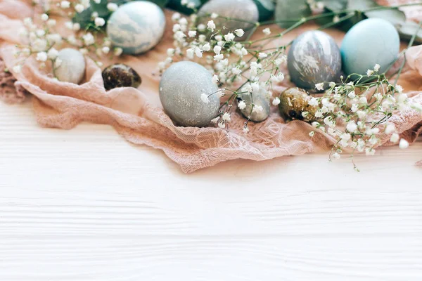 Veselé velikonoce. Stylové velikonoční vajíčka na rustikální látky s jarní f — Stock fotografie