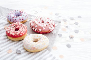 Sprinkles ve arpacık marshmallow ile lezzetli renkli donut
