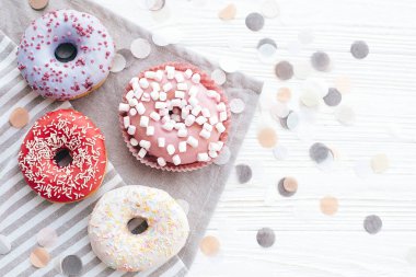 Sprinkles ve arpacık marshmallow ile lezzetli renkli donut
