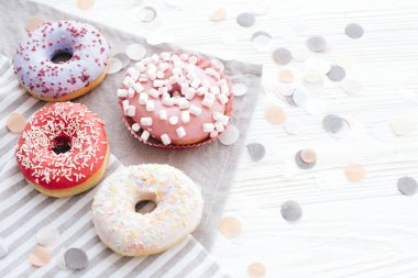 Sprinkles ve arpacık marshmallow ile lezzetli renkli donut