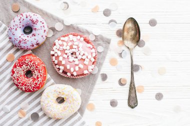 Sprinkles ve arpacık marshmallow ile lezzetli renkli donut