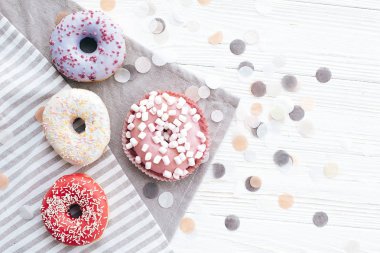 Sprinkles ve arpacık marshmallow ile lezzetli renkli donut