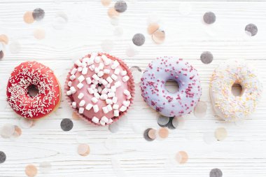 Sprinkles ve arpacık marshmallow ile lezzetli renkli donut