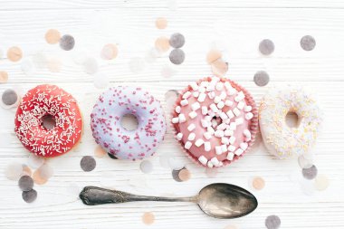 Sprinkles ve arpacık marshmallow ile lezzetli renkli donut