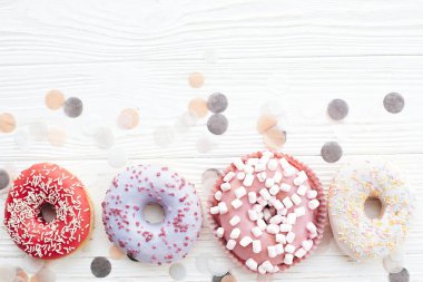 Sprinkles ve arpacık marshmallow ile lezzetli renkli donut