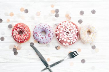 Sprinkles ve arpacık marshmallow ile lezzetli renkli donut