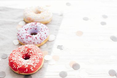 Şık beyaz masada sprinkles ile lezzetli renkli donut