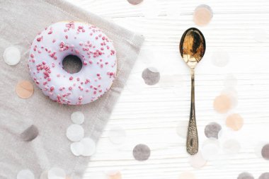 Şık beyaz çikolata ile lezzetli renkli mor çörek