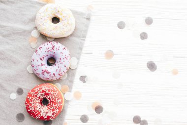 Şık beyaz masada sprinkles ile lezzetli renkli donut 