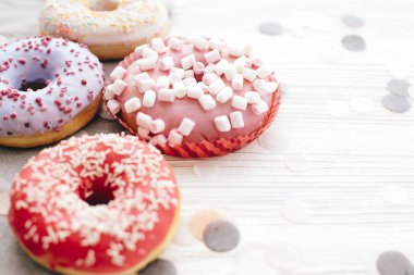 Sprinkles ve arpacık marshmallow ile lezzetli renkli donut