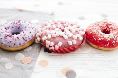 Sprinkles ve arpacık marshmallow ile lezzetli renkli donut