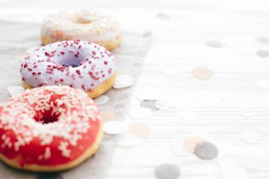 Şık beyaz masada sprinkles ile lezzetli renkli donut 