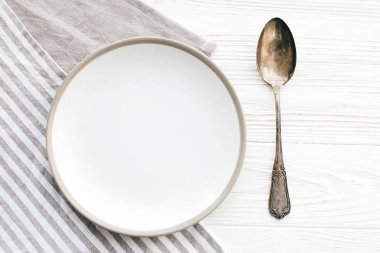 Diyet kavramı. Peçete o antika kaşık ile şık boş levha