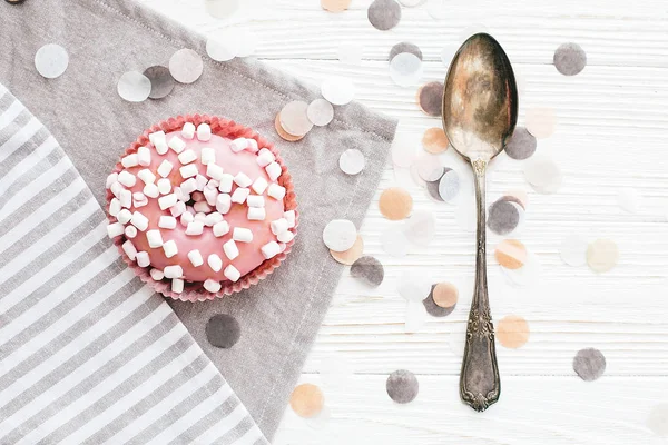 Вкусный красочный розовый пончик с брызгами и зефиром на — стоковое фото