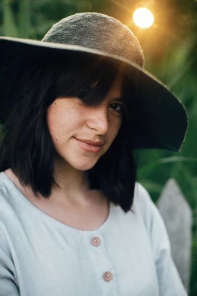 Fille élégante en robe de lin posant à la clôture en bois et de l'herbe dans — Photo