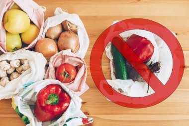 Ban tek kullanımlık plastik. Sıfır atık alışveriş konsepti. Taze groce