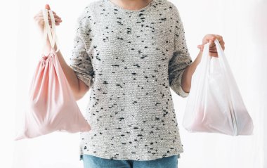 Ban tek kullanımlık plastik. Sıfır atık alışveriş konsepti. Kadın holdi