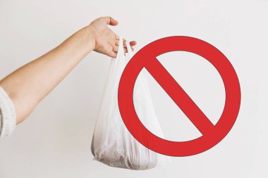 Ban tek kullanımlık plastik, dur işareti. El groceri tutan kadın