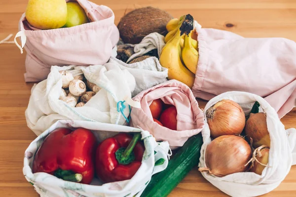 Zero Waste shopping koncept. Färska grönsaker peppar, röd betor, Tom — Stockfoto