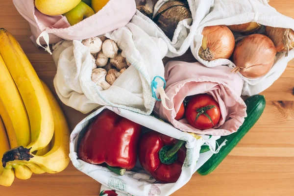 Zero Waste shopping koncept. Färska livsmedel i Eco bomull påsar — Stockfoto