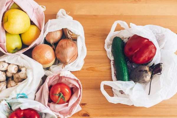 Tak ada konsep belanja limbah. Bahan makanan segar dalam tas eko yang dapat digunakan kembali — Stok Foto