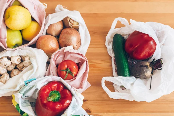 Mercearia fresca em eco sacos reutilizáveis e legumes em plástico p — Fotografia de Stock