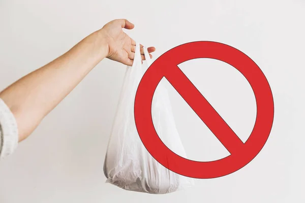Prohibición de plástico de un solo uso, señal de stop. Mujer sosteniendo en mano groceri —  Fotos de Stock