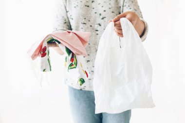 Bir yandan bakkalda yeniden kullanılabilir Eko çanta ve o tutan kadın