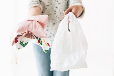Ban tek kullanımlık plastik. Sıfır atık alışveriş konsepti. Kadın holdi