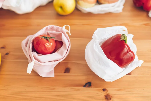 Alimentari freschi in sacchetti eco riutilizzabili e verdure in plastica p — Foto Stock