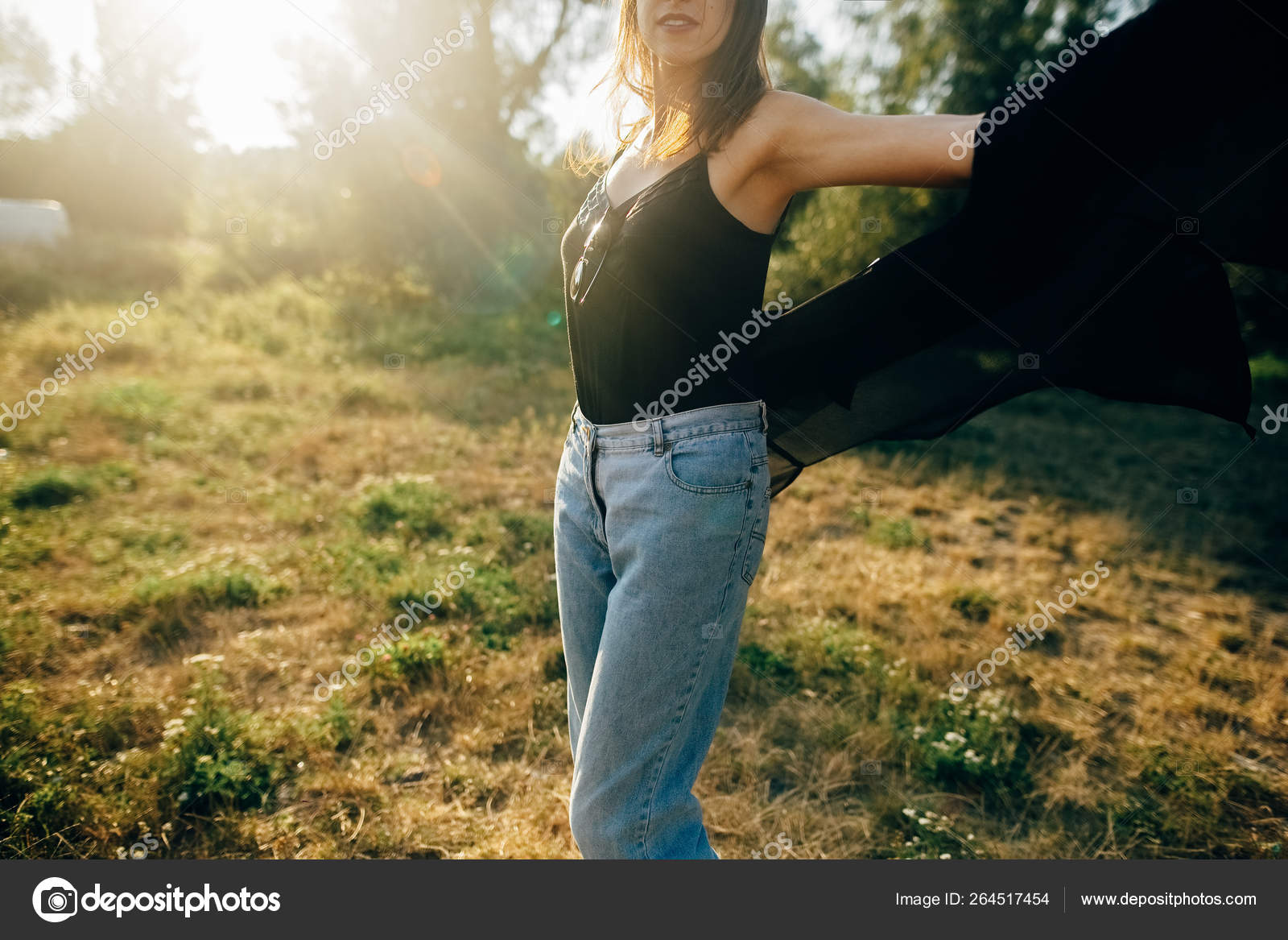 Viajante de garota hipster sorridente com roupas elegantes