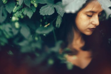 Yeşil hop çalı, atmosferik momen poz şık hipster kız