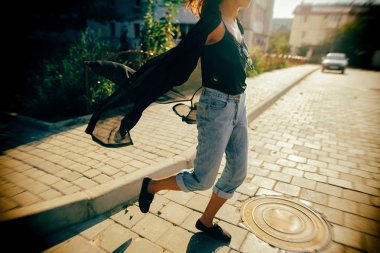 Şık hipster kız sokakta güneşli ışıkta yürüyüş, atmosfer