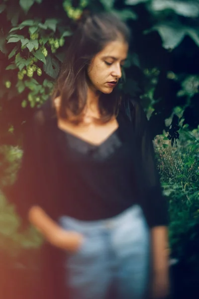 Élégante fille hipster posant au buisson de houblon, moment atmosphérique. Fas ! — Photo