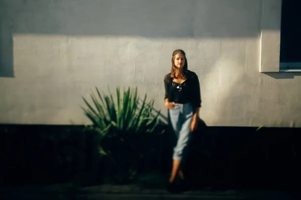 Elegante chica hipster posando en la luz del sol en la calle, atmósferas — Foto de Stock