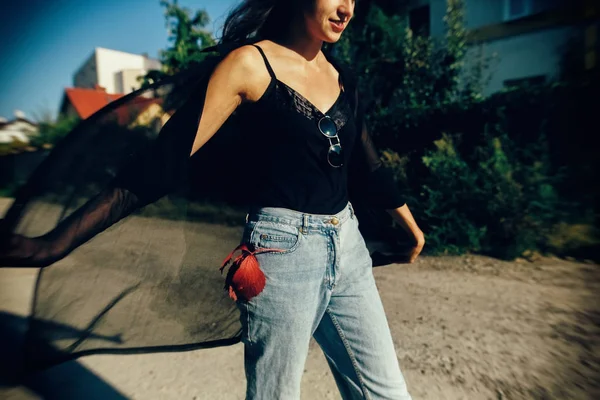 Стильная девушка-хипстер, идущая в солнечном свете по улице, — стоковое фото