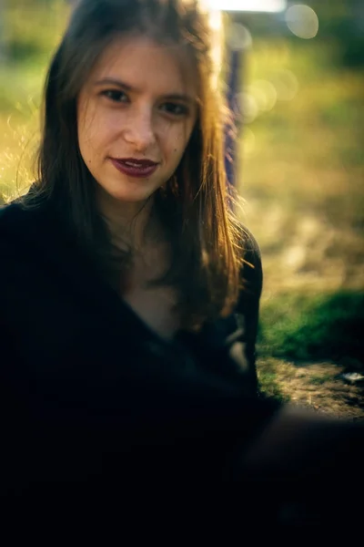 Stylish hipster girl posing in sunny park with amazing sun beams — Stock Photo, Image