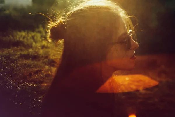 Elegante chica hipster posando en un parque soleado con increíbles rayos de sol — Foto de Stock