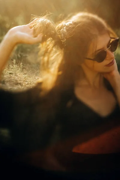 Stílusos csípő lány pózol a napsütötte parkban, csodálatos napsugarak — Stock Fotó