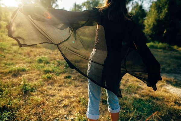 Şık hipster kız inanılmaz güneş ışığı güneşli parkta eğlenmek — Stok fotoğraf